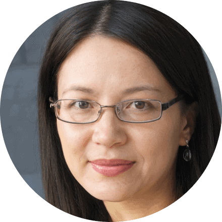 امرأة تستخدم هاتفها للدفع الإلكتروني عبر وانبي.